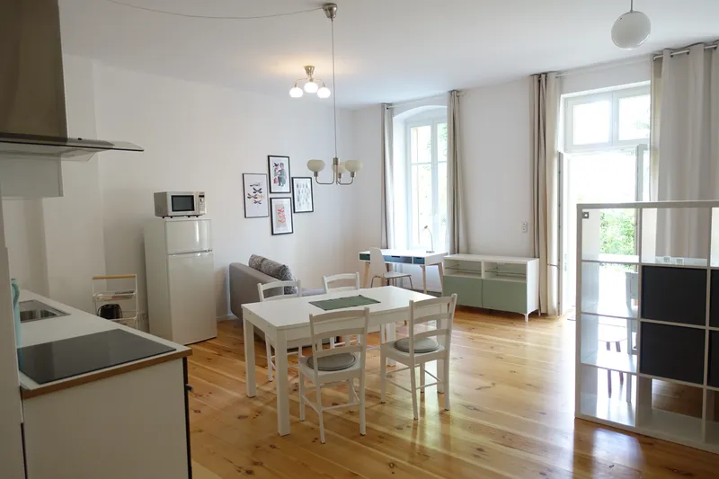 Zentral in Schöneberg: Ruhige, möblierte Wohnung mit großer Terrasse und Blick ins Grüne — photo 1